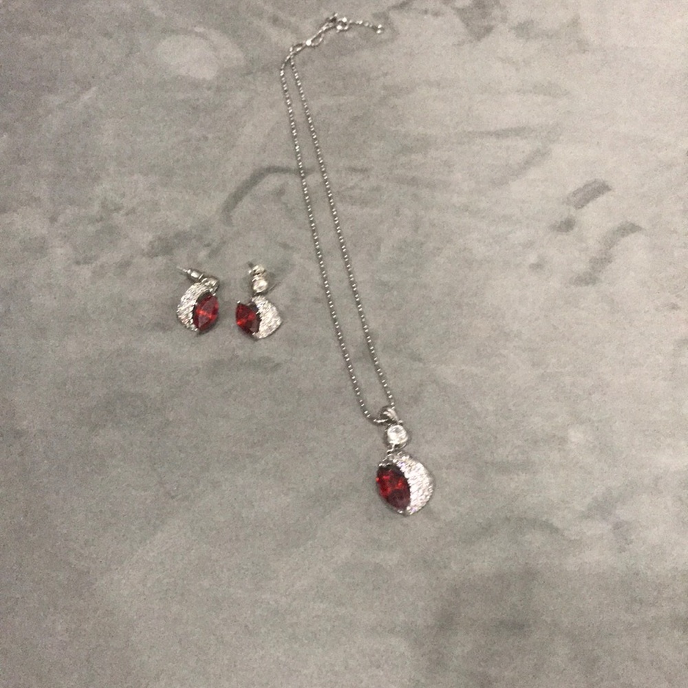 Beautiful earring and pendant set